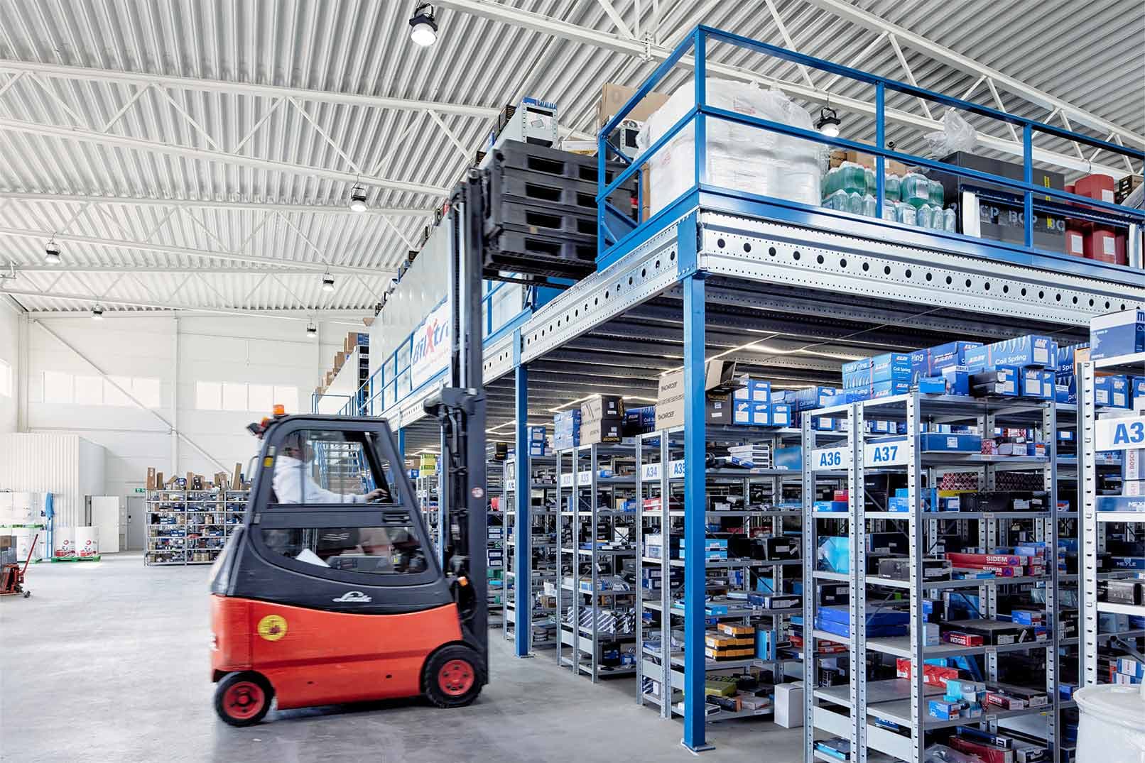 Truck Lastar Pallar På Entresol Med Lagerhyllor Under